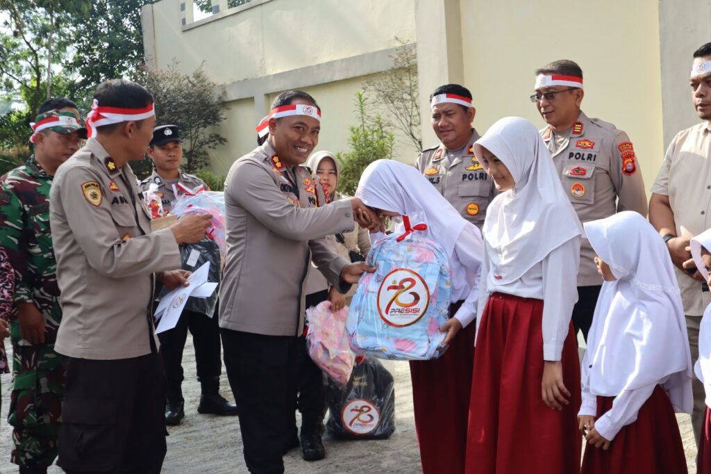 Polres Pandeglang Berikan Beasiswa dalam Rangka Peringatan ke-78 HUT Bhayangkara 7 WhatsApp Image 2024 06 27 at 11.14.00