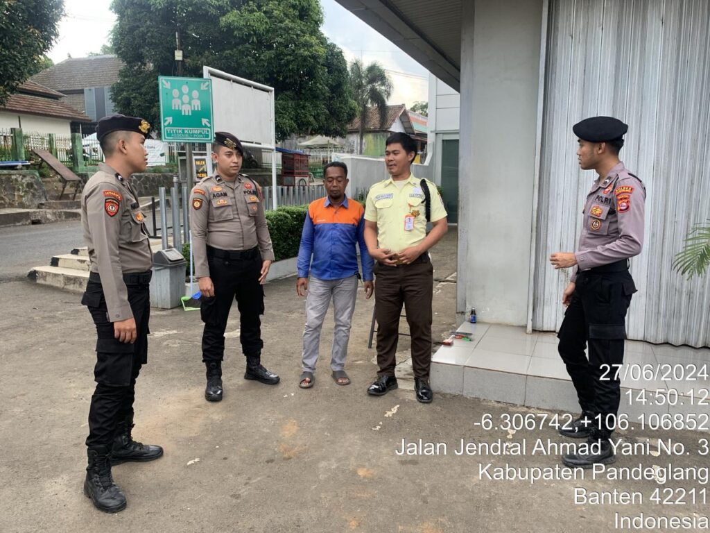 Sat Samapta Polres Pandeglang Gelar Patroli Siang Sambangi Obyek Vital Perbankan 9 WhatsApp Image 2024 06 27 at 18.11.54