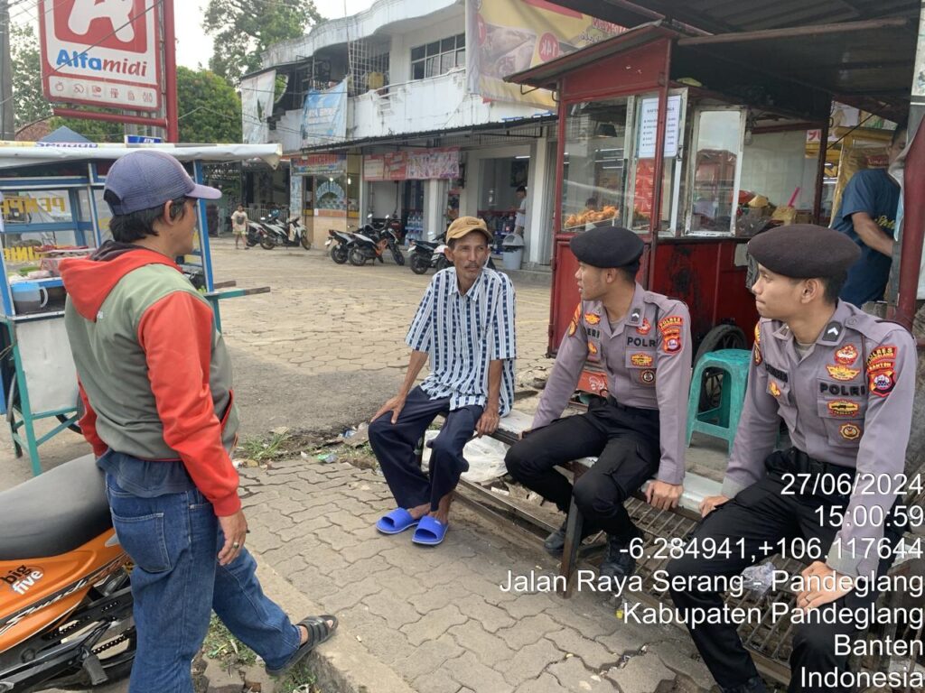 Sat Samapta Polres Pandeglang Sambangi Pedagang Keliling dan Berikan Himbauan Kamtibmas 8 WhatsApp Image 2024 06 27 at 18.11.55
