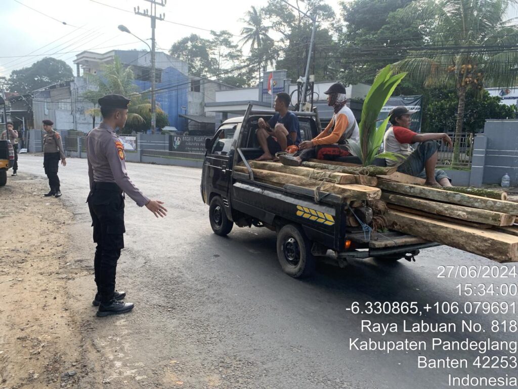 Sat Samapta Polres Pandeglang Berikan Pelayanan Prima dengan Menggelar Pengaturan Lalu Lintas di Pertigaan Cipacung 7 WhatsApp Image 2024 06 27 at 18.11.58