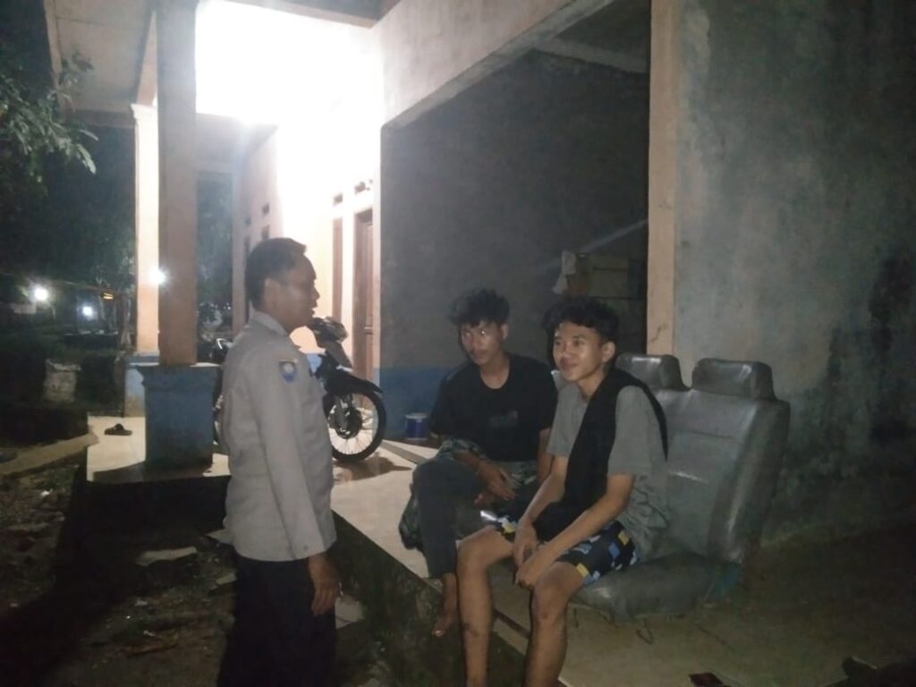 Polsek Cikedal Sambangi Remaja Nongkrong, Antisipasi Kenakalan Remaja 1 WhatsApp Image 2024 06 28 at 00.51.21