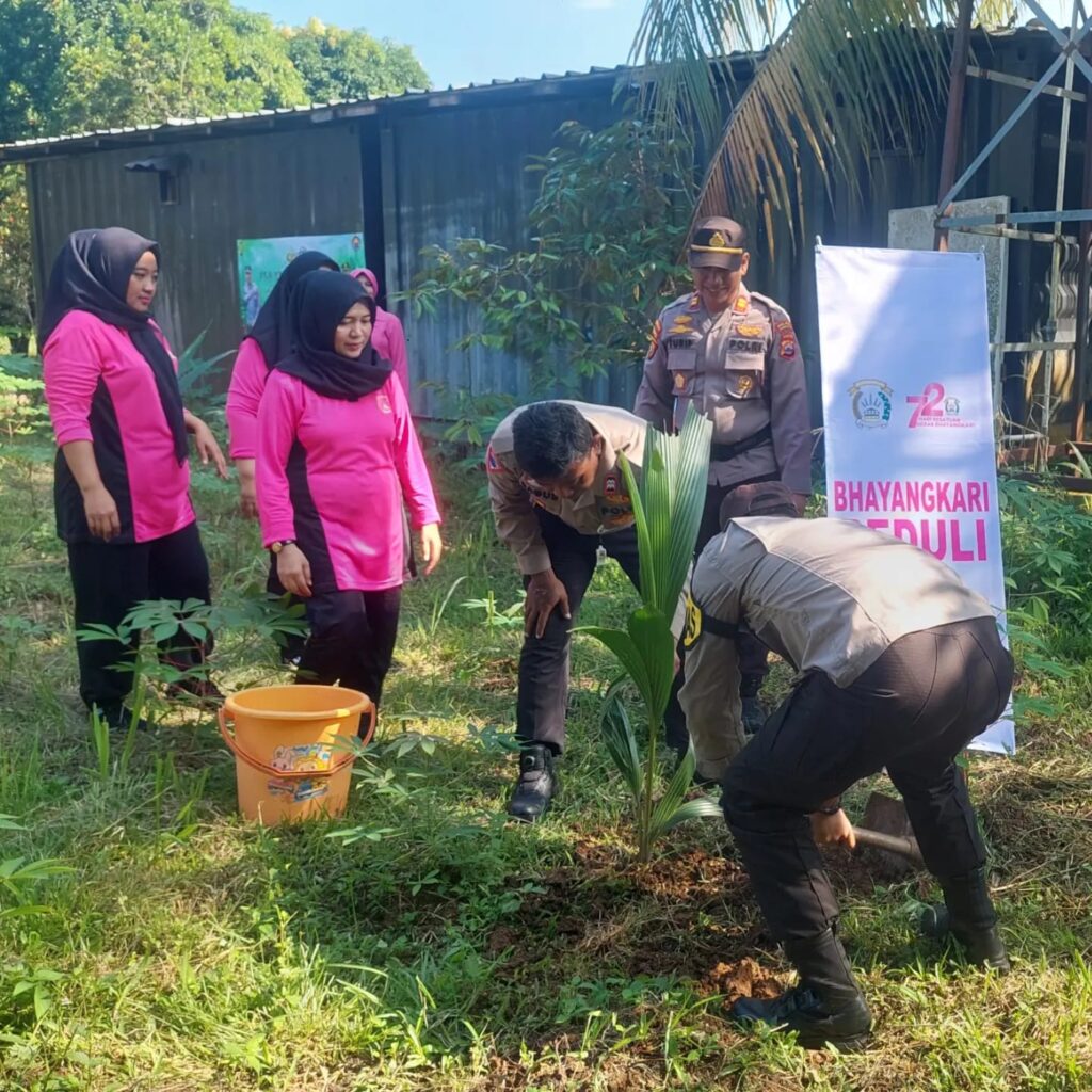 Kapolsek Carita dan Bhayangkari Cab. Carita Laksanakan Penanaman Pohon dalam Rangka HUT Bhayangkara ke-78 4 WhatsApp Image 2024 06 28 at 05.32.25