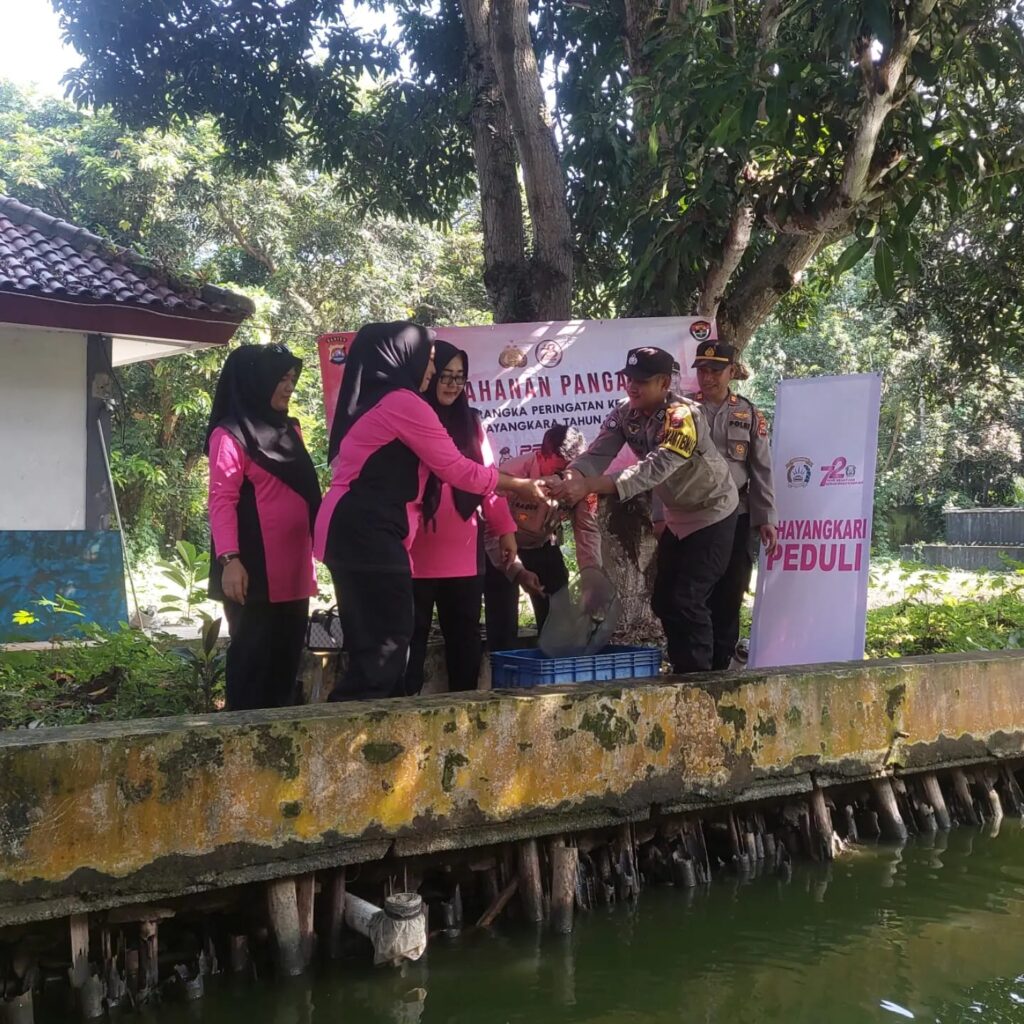 Kapolsek Carita dan Bhayangkari Cab. Carita Serta Personel Polsek Carita Laksanakan Kegiatan Ketahanan Pangan dengan Penaburan Benih Ikan 5 WhatsApp Image 2024 06 28 at 05.44.43