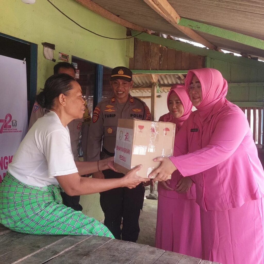 Kapolsek Carita IPTU Turip, S.AP, dan Bhayangkari Cab. Carita Bagikan Paket Sembako dalam Kegiatan Bakti Sosial HUT Bhayangkara ke-78 6 WhatsApp Image 2024 06 28 at 06.01.20