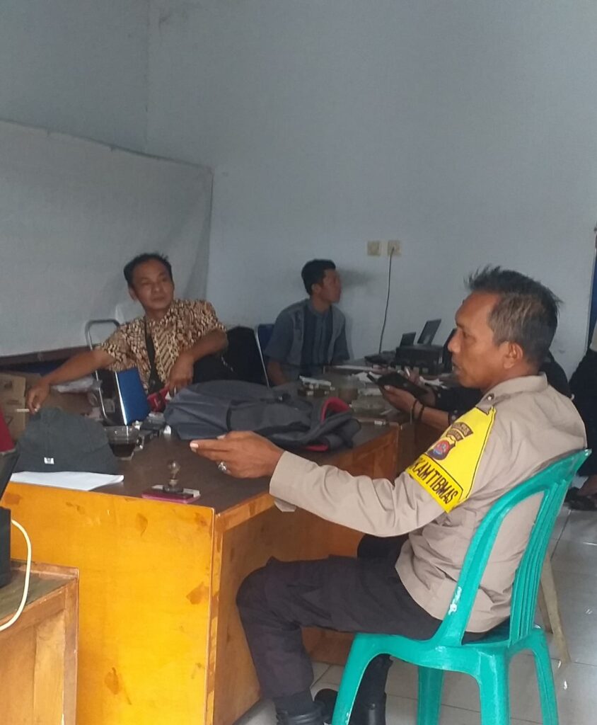Bhabinkamtibmas Polsek Carita Bripka Yudi Sambangi Kantor Desa Banjarmasin 7 WhatsApp Image 2024 06 28 at 06.03.15