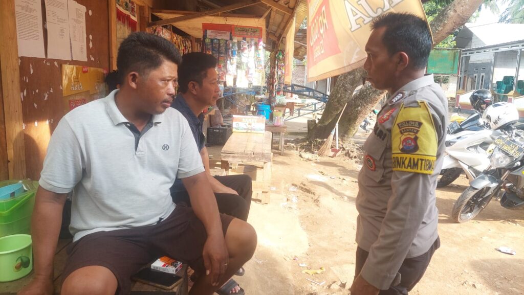 Bhabinkamtibmas Polsek Carita Bripka Yudi Melaksanakan Patroli Sambang ke Desa Banjarmasin 9 WhatsApp Image 2024 06 28 at 06.07.19