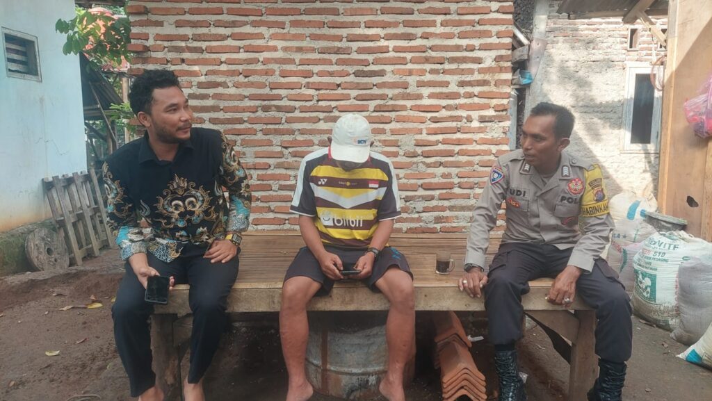 Personil Polsek Carita, Bripka Yudi, Melakukan Patroli Siang ke Desa-desa di Wilayah Carita 10 WhatsApp Image 2024 06 28 at 06.09.18