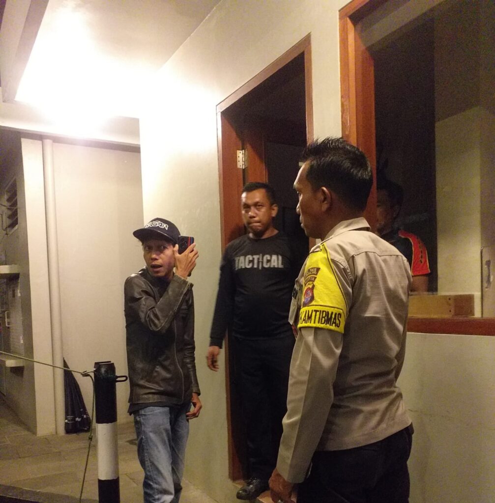 Personil Polsek Carita Melaksanakan Patroli Malam di Hotel-Hotel 2 WhatsApp Image 2024 06 28 at 06.14.11