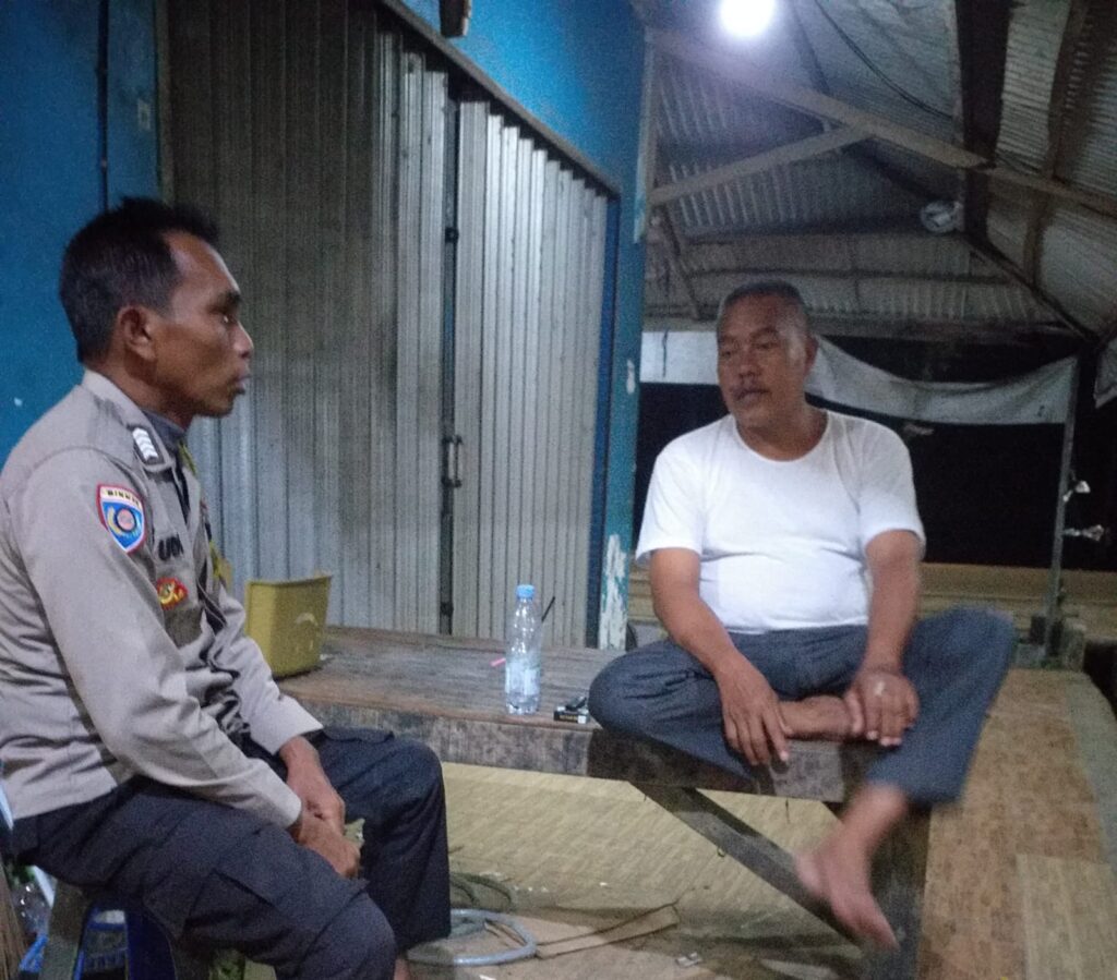 Personil Polsek Carita Melaksanakan Patroli Malam dan Berbincang dengan Tokoh Masyarakat 3 WhatsApp Image 2024 06 28 at 06.16.21