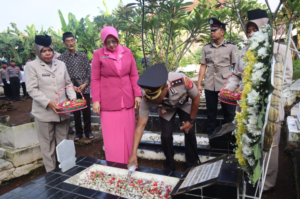 Polres Pandeglang Gelar Upacara Ziarah dalam Rangka Memperingati Hari Bhayangkara ke-78 6 WhatsApp Image 2024 06 28 at 08.07.33