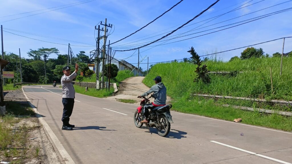 Polsek Bojong Polres Pandeglang Berikan Pelayanan Prima dengan Pengaturan Jalur Utama 4 WhatsApp Image 2024 06 28 at 08.19.25