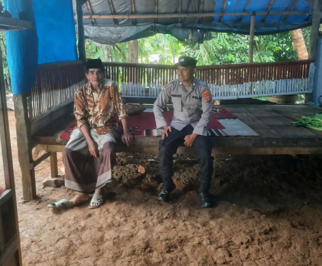 Bhabinkamtibmas Polsek Pulosari Sambangi Warga Binaan di Desa Karyawangi 1 WhatsApp Image 2024 06 29 at 00.31.14