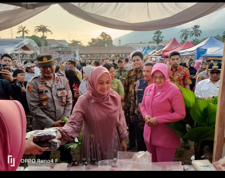 Bupati Pandeglang Kunjungi Stand Bazar Polsek Pulosari di Alun-alun Pandeglang 3 WhatsApp Image 2024 06 29 at 00.32.22