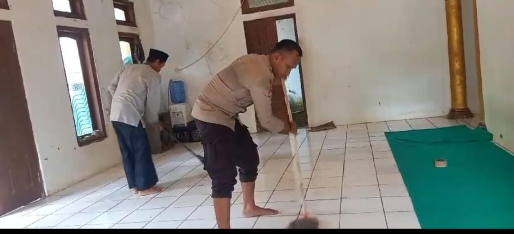 Bhabinkamtibmas Polsek Carita Melaksanakan Bakti Sosial Bersihkan Masjid al-Jami 5 WhatsApp Image 2024 06 29 at 01.46.05