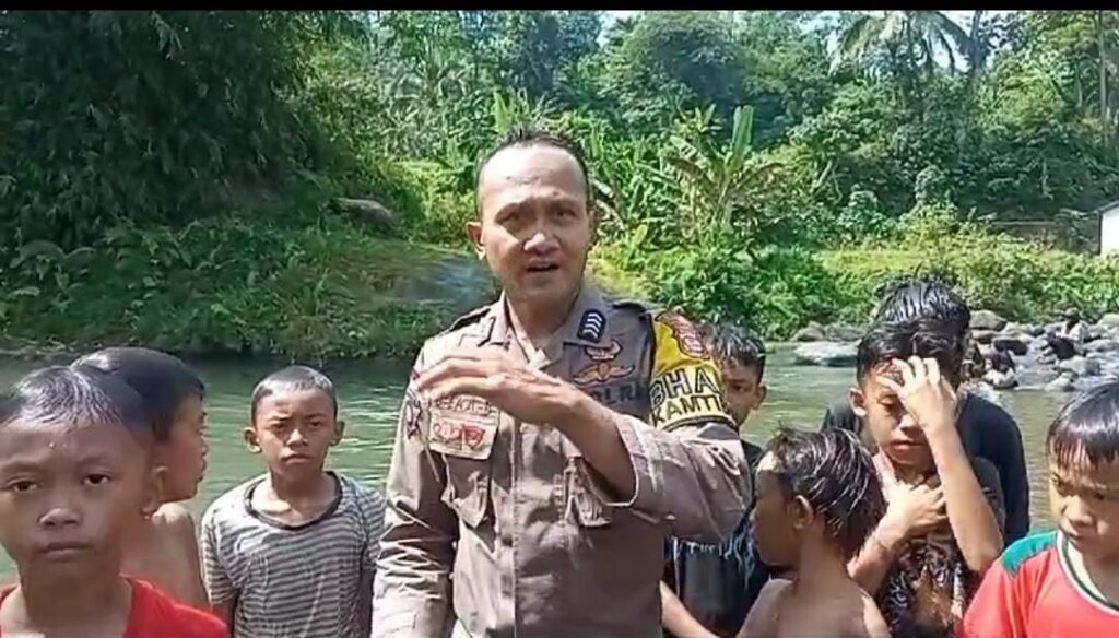 Bhabinkamtibmas Polsek Carita Ajari Anak-anak Desa Cinoyong Belajar Berenang di Musim Liburan 7 WhatsApp Image 2024 06 29 at 05.15.26