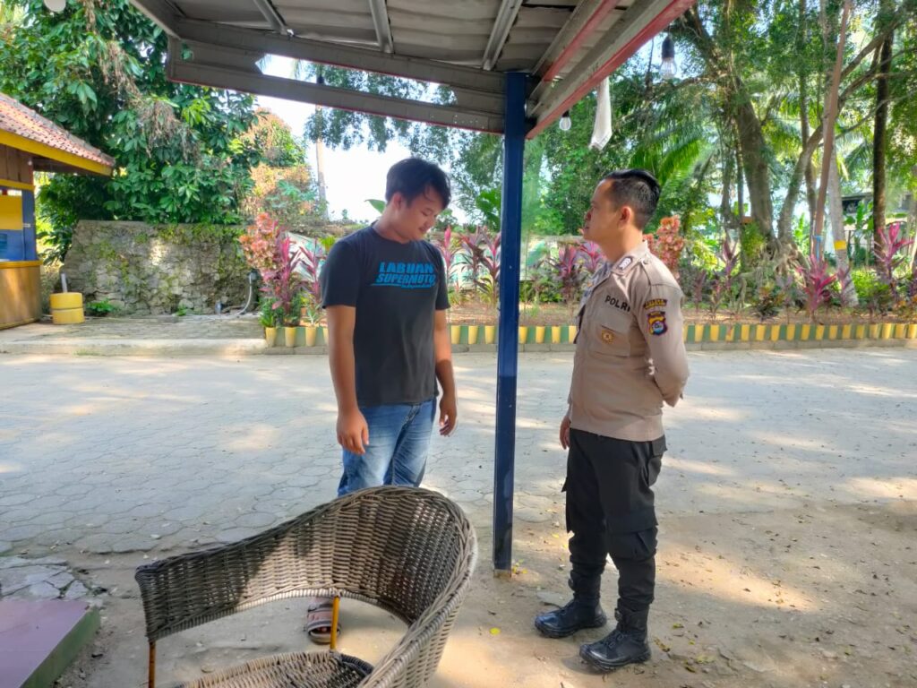 Patroli Dialogis oleh Kanit Samapta Polsek Carita, Bripka Yohan, di Pantai-pantai 8 WhatsApp Image 2024 06 29 at 05.19.22