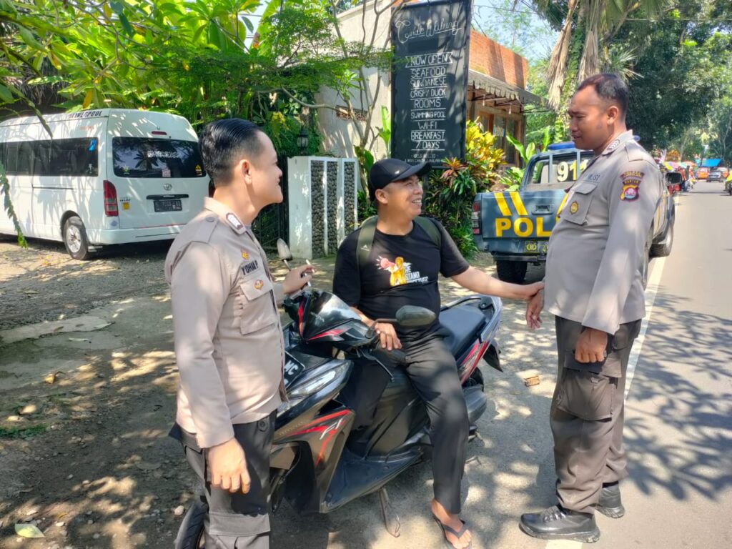 Personil Polsek Carita Ingatkan Pentingnya Menggunakan Helm Saat Berkendara Roda Dua 9 WhatsApp Image 2024 06 29 at 05.23.30