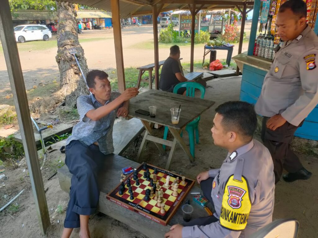 Bripka Yohan dari Polsek Carita Bermain Catur dan Berbincang-bincang dengan Warga 10 WhatsApp Image 2024 06 29 at 05.37.15