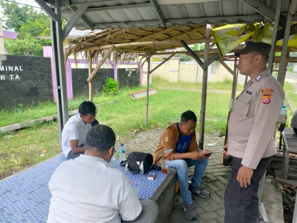 Bripka Eko dari Polsek Carita Menghimbau kepada Masyarakat yang Sedang Duduk Santai 7 WhatsApp Image 2024 06 29 at 06.55.11