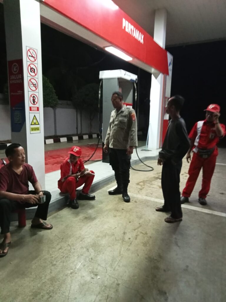 Personil Polsek Carita Melaksanakan Patroli Malam ke SPBU Sukanegara 6 WhatsApp Image 2024 06 29 at 06.58.18