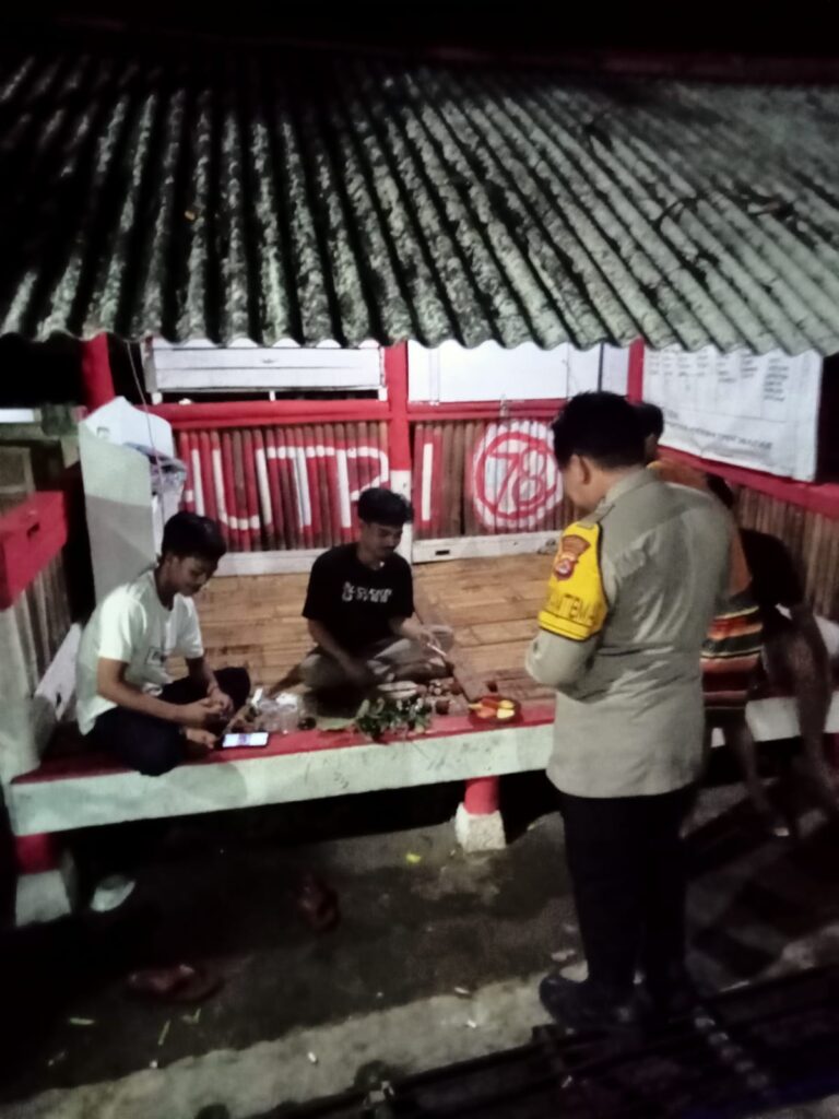 Bripka Bobi dari Polsek Carita Melaksanakan Patroli Malam dan Memberikan Himbauan kepada Bengkel Motor 5 WhatsApp Image 2024 06 29 at 07.03.02