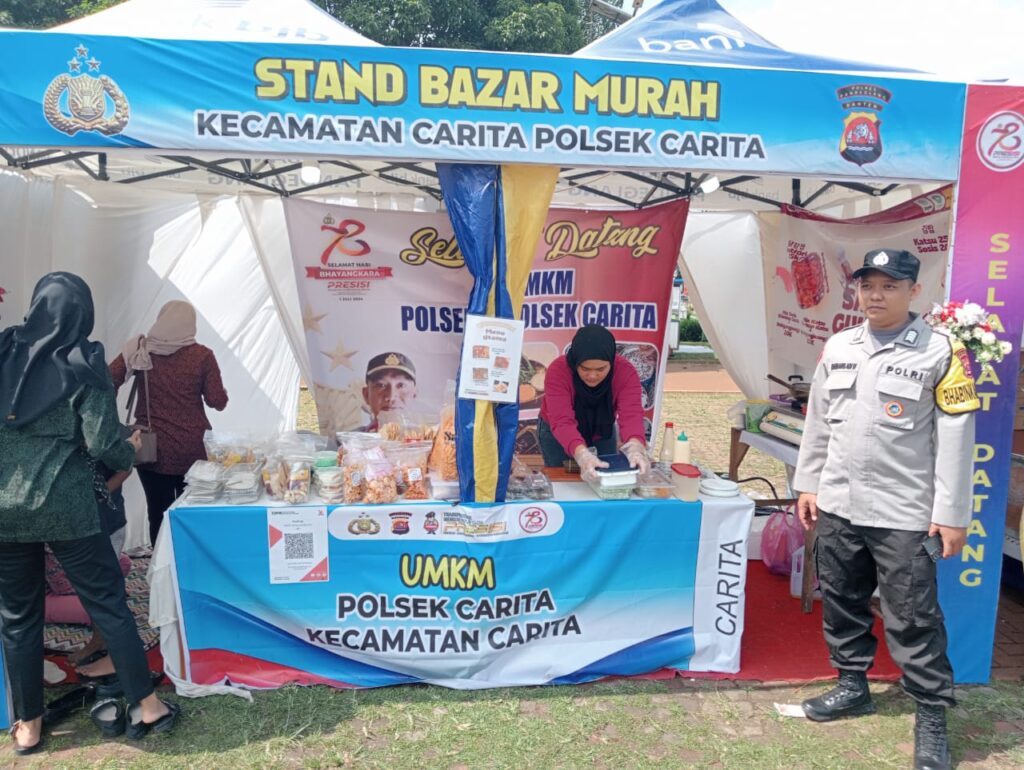 Personil Polsek Carita dan Bhayangkari Ranting Carita Menjaga Stand Bazar UMKM Polsek Carita dalam Perayaan HUT Bhayangkara ke-78 Tahun 2024 di Alun-Alun Pandeglang 2 WhatsApp Image 2024 06 29 at 12.37.08