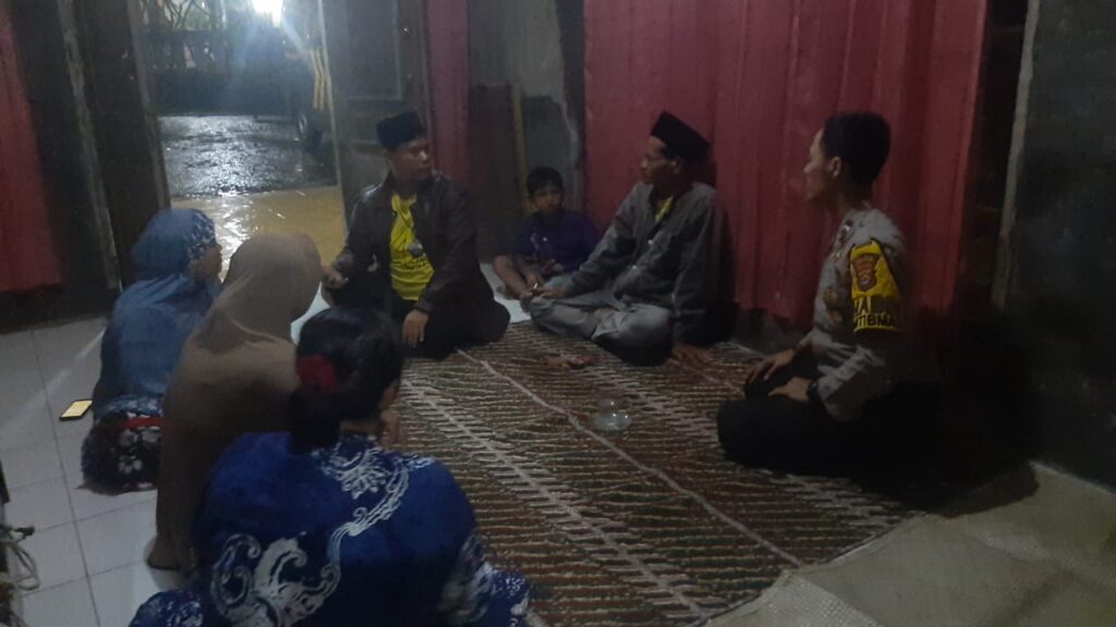 Bhabinkamtibmas Polsek Cadasari Aipda Endang Kurniawan Sambangi Warga Desa Tanagara 1 WhatsApp Image 2024 06 29 at 13.15.09