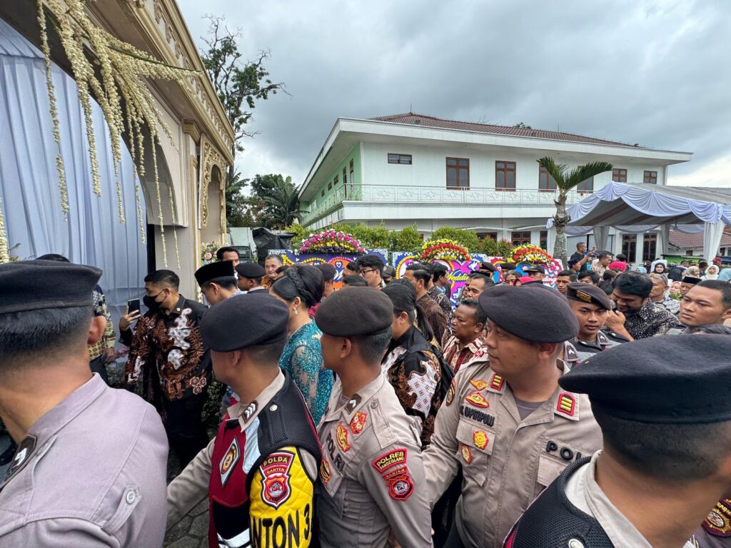 Sat Samapta Polres Pandeglang Gelar Pengamanan Acara Pernikahan Putra Bupati Pandeglang 9 WhatsApp Image 2024 06 29 at 19.10.37