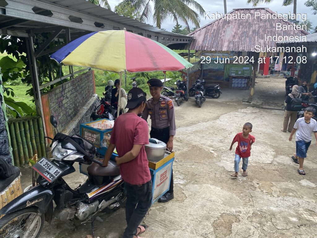 Personil Sat Samapta Polres Pandeglang Sambangi Pedagang Keliling di Obyek Wisata, Berikan Himbauan Kamtibmas 7 WhatsApp Image 2024 06 29 at 19.13.39