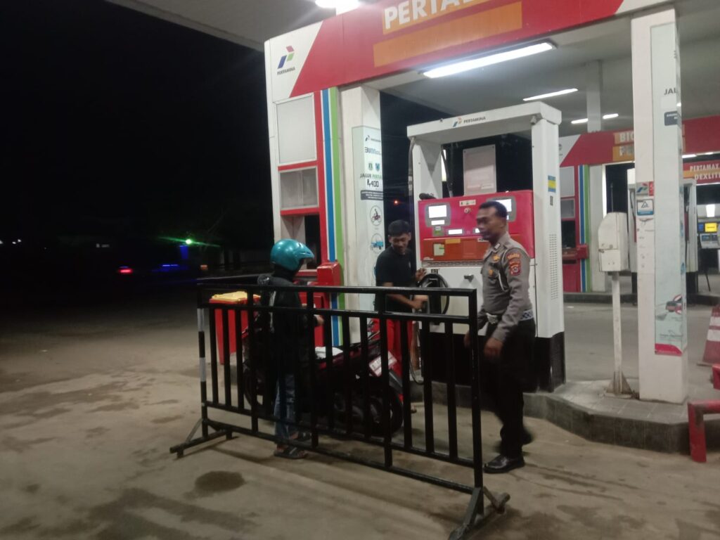 Personil Polsek Carita Bripka Yundar Melaksanakan Patroli Malam ke SPBU Sukanegara Carita 5 WhatsApp Image 2024 06 30 at 05.03.47