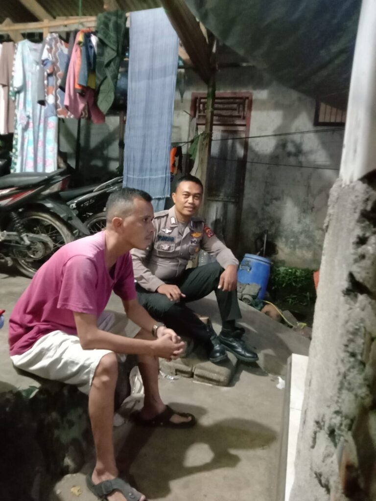 Personil Polsek Carita Bripka Yundar Berpatroli Malam dan Berbincang-bincang dengan Warga 6 WhatsApp Image 2024 06 30 at 05.08.28