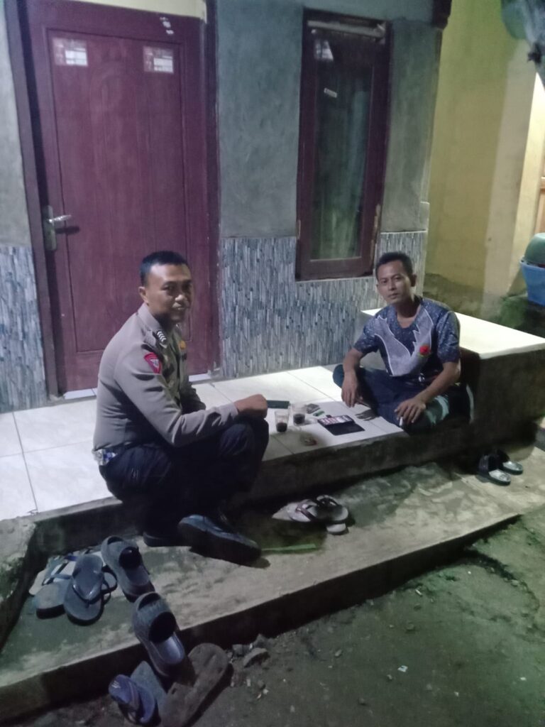 Personil Polsek Carita Melaksanakan Patroli Malam dan Memberikan Himbauan kepada Masyarakat 7 WhatsApp Image 2024 06 30 at 05.11.51