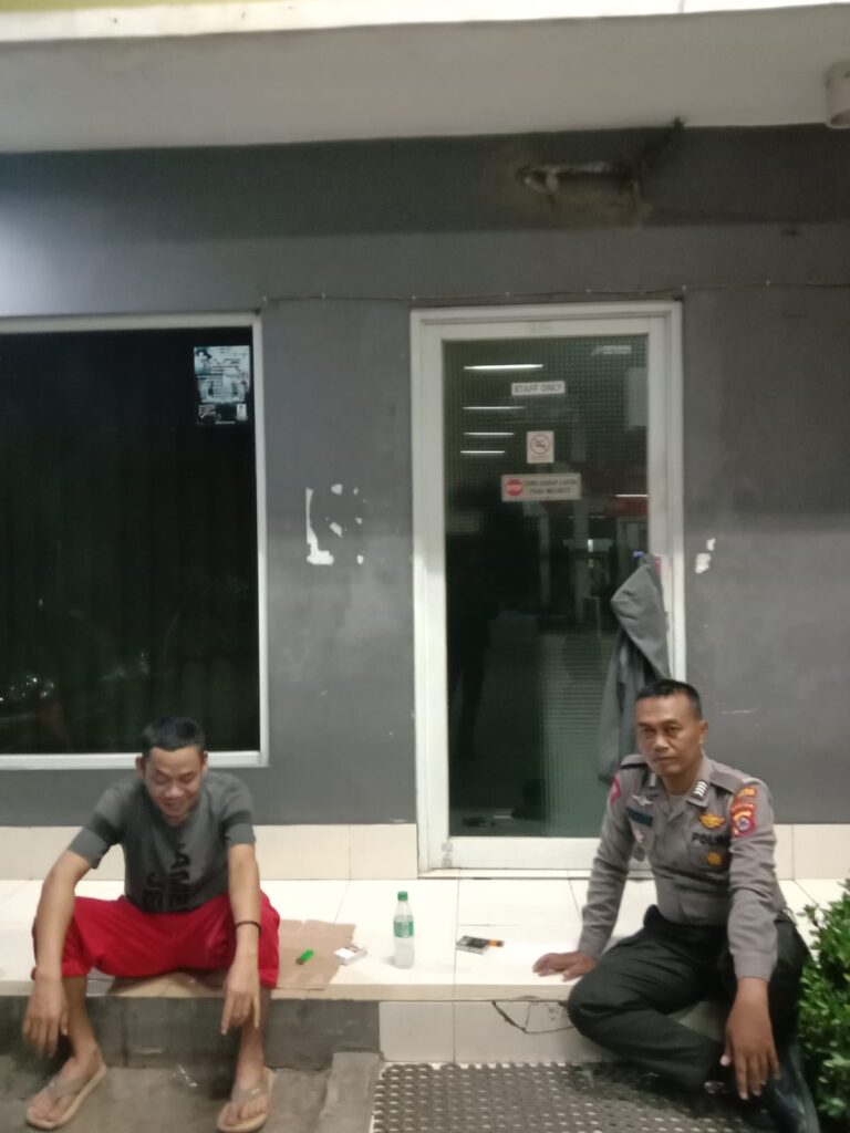 Personil Polsek Carita Bripka Yundar Melaksanakan Patroli Malam dan Berbincang-bincang dengan Karyawan SPBU 8 WhatsApp Image 2024 06 30 at 05.17.06