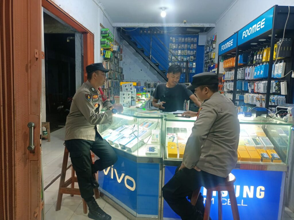 Polsek Cikeusik Gelar Patroli Dialogis Malam, Jaga Kamtibmas dan Dekatkan Diri dengan Masyarakat 9 WhatsApp Image 2024 06 30 at 06.27.33