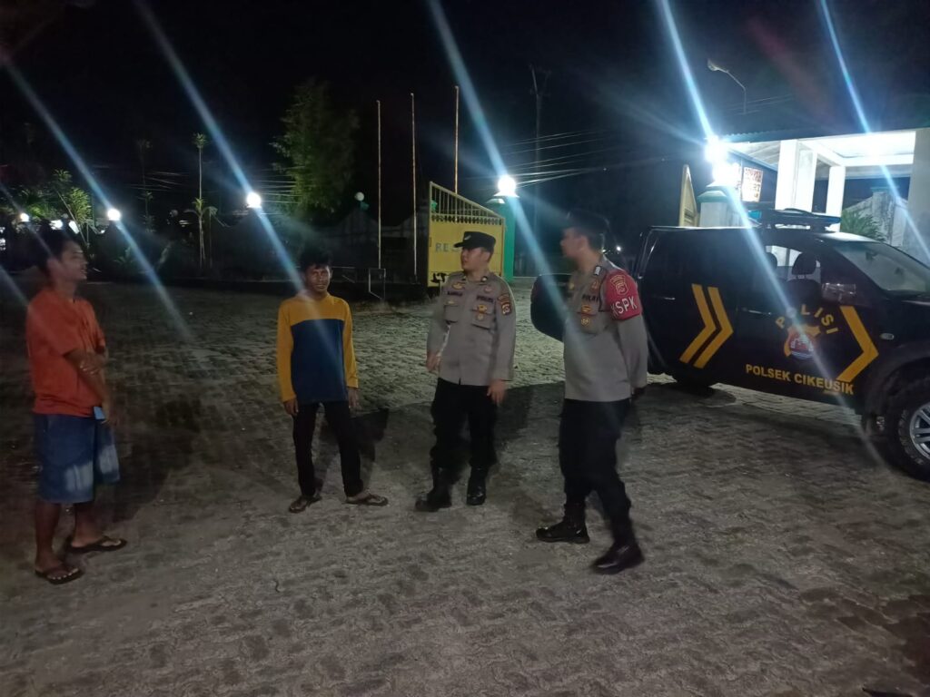 Antisipasi anggota Polsek Cikeusik Cegah gangguan Kamtibmas patroli malam, Anggota jaga Polsek Cikeusik rutin laksanakan patroli 10 WhatsApp Image 2024 06 30 at 06.27.59