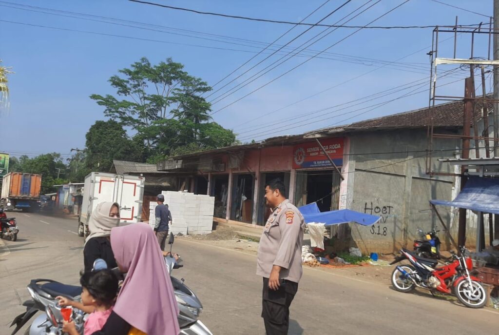 Personil Polsek Bojong Polres Pandeglang Bripka Ranggawuni Laksanakan Pengaturan Lalu Lintas di Persimpangan Pasar Bojong 4 WhatsApp Image 2024 06 30 at 09.32.51