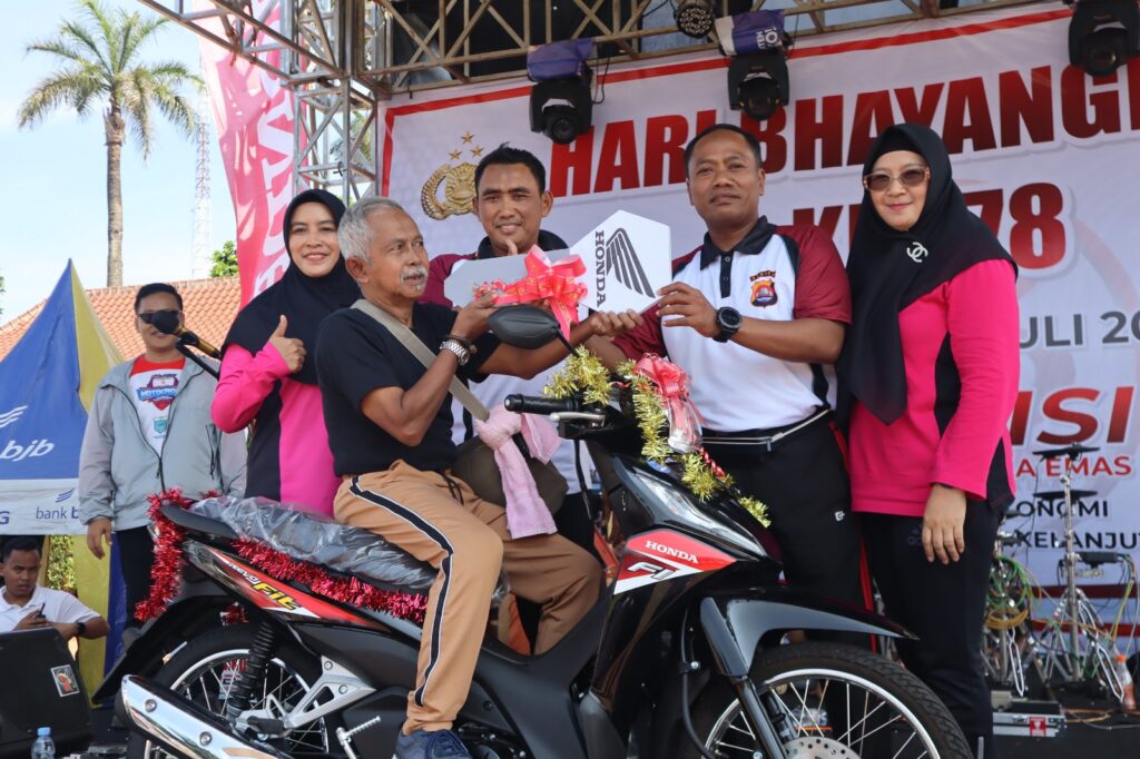 Polres Pandeglang Hadirkan Doorprize Menarik dalam Perayaan HUT Bhayangkara ke-78 di Alun-Alun Pandeglang 2 WhatsApp Image 2024 06 30 at 11.09.01
