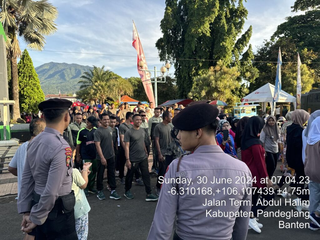 Sat Samapta Polres Pandeglang Gelar Pengamanan Puncak Acara Bazar Murah HUT Bhayangkara ke-78 di Alun-Alun Pandeglang 10 WhatsApp Image 2024 06 30 at 18.00.30