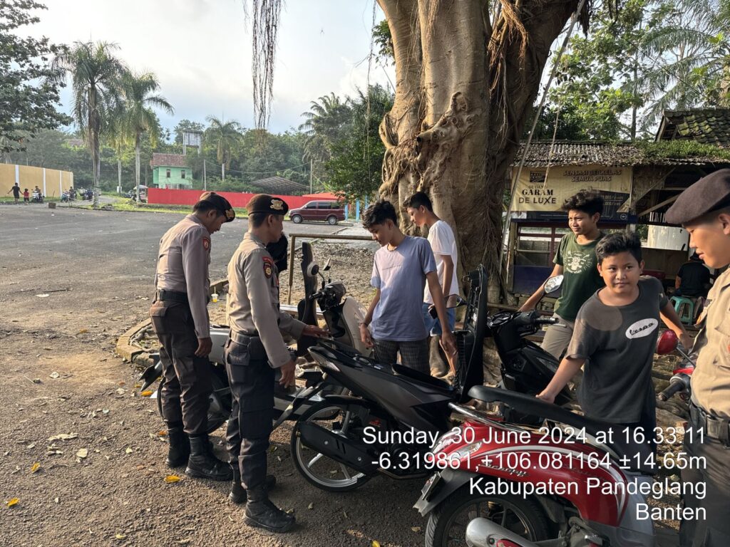 Sat Samapta Polres Pandeglang Sambangi Pemuda di Stadion Badak untuk Antisipasi Balap Liar dan Berikan Himbauan 8 WhatsApp Image 2024 06 30 at 18.01.26