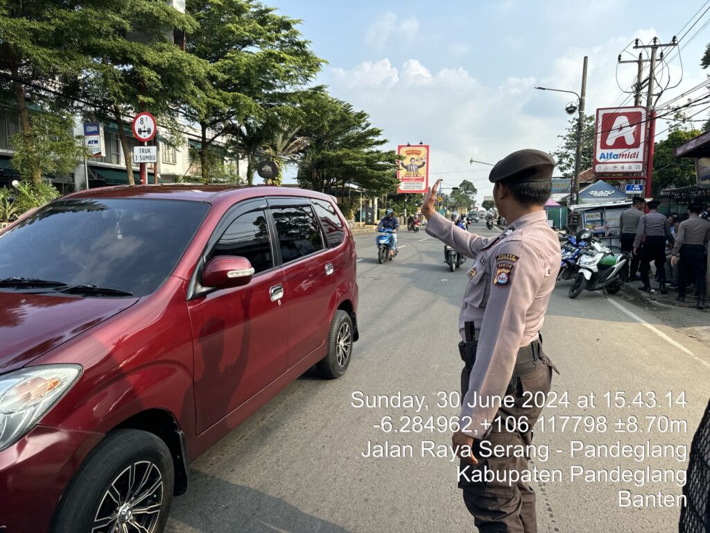 Sat Samapta Polres Pandeglang Urai Kemacetan Akhir Pekan di Jalan Raya Serang - Pandeglang 9 WhatsApp Image 2024 06 30 at 18.01.29
