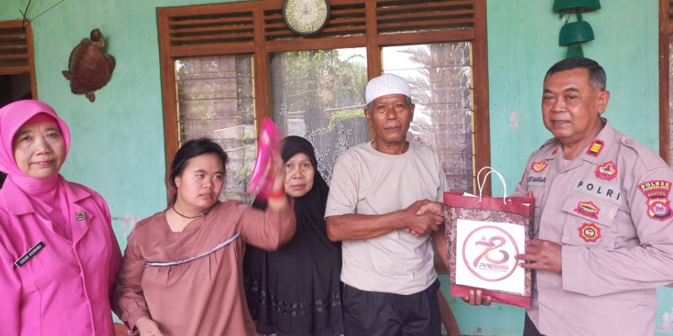 Kapolsek Bojong Polres Pandeglang Didampingi Bhayangkari Berikan Bantuan Sosial kepada Warga Binaan yang Membutuhkan 1 bs