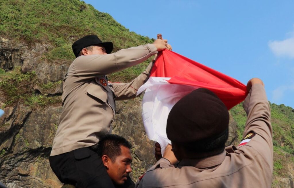 Polsek Sumur Polres Pandeglang Melaksanakan Patroli dan Pengibaran Bendera di Pulau Terluar 7 peucang.2