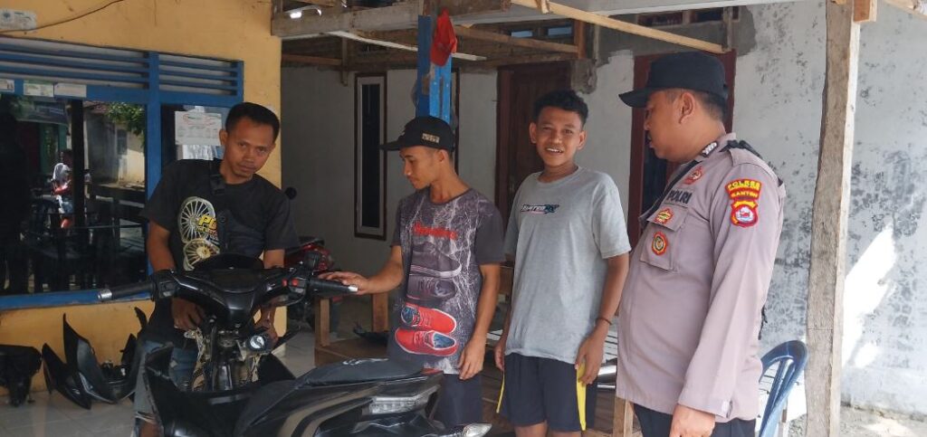 Kanit Samapta Polsek Sumur sambangi warga untuk Tingkatkan Kamtibmas di wilayah hukum Sumur 6 ps