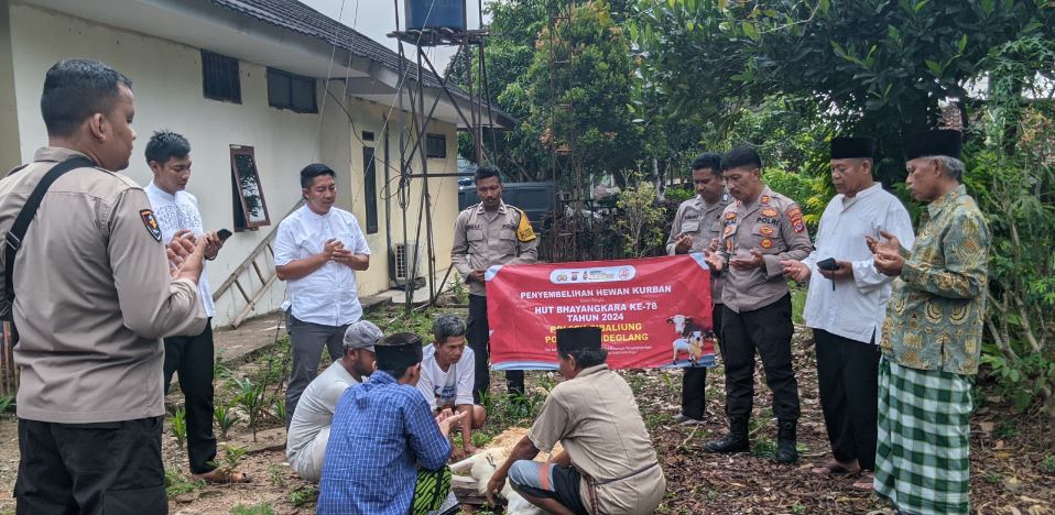 Polsek Cibaliung Berbagi Kebahagiaan Idul Adha dengan Warga Masyarakat 3 qw