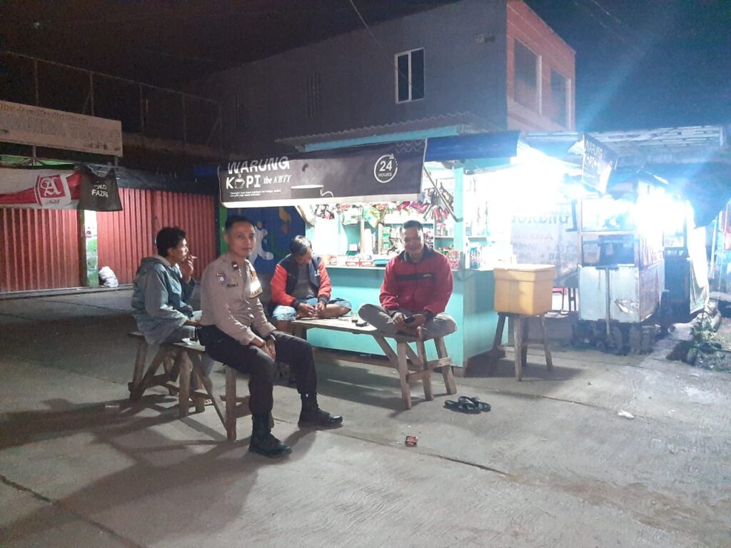 Bhabinkamtibmas Polsek Cadasari Gelar Patroli Malam di Desa Binaan 10 IMG 20240712 WA0015