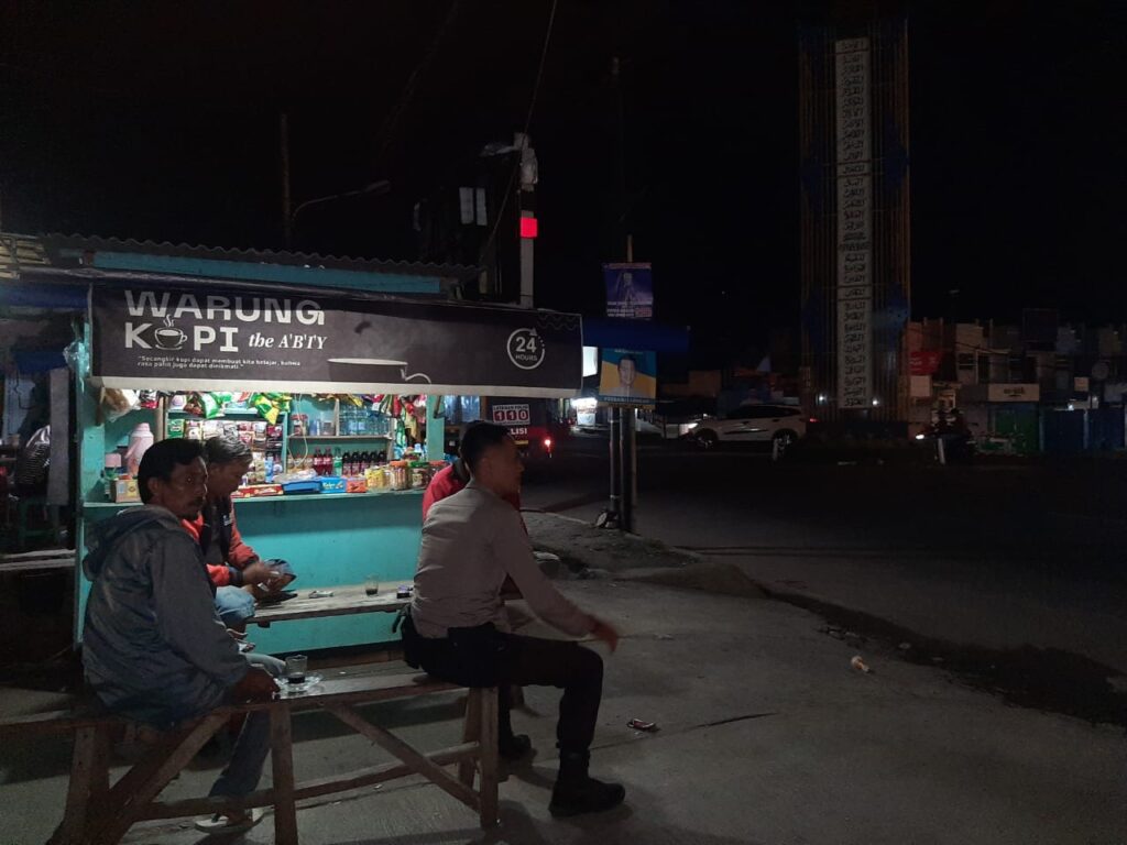 Polsek Cadasari Gelar Patroli Malam untuk Tingkatkan Keamanan Masyarakat 9 IMG 20240712 WA0016