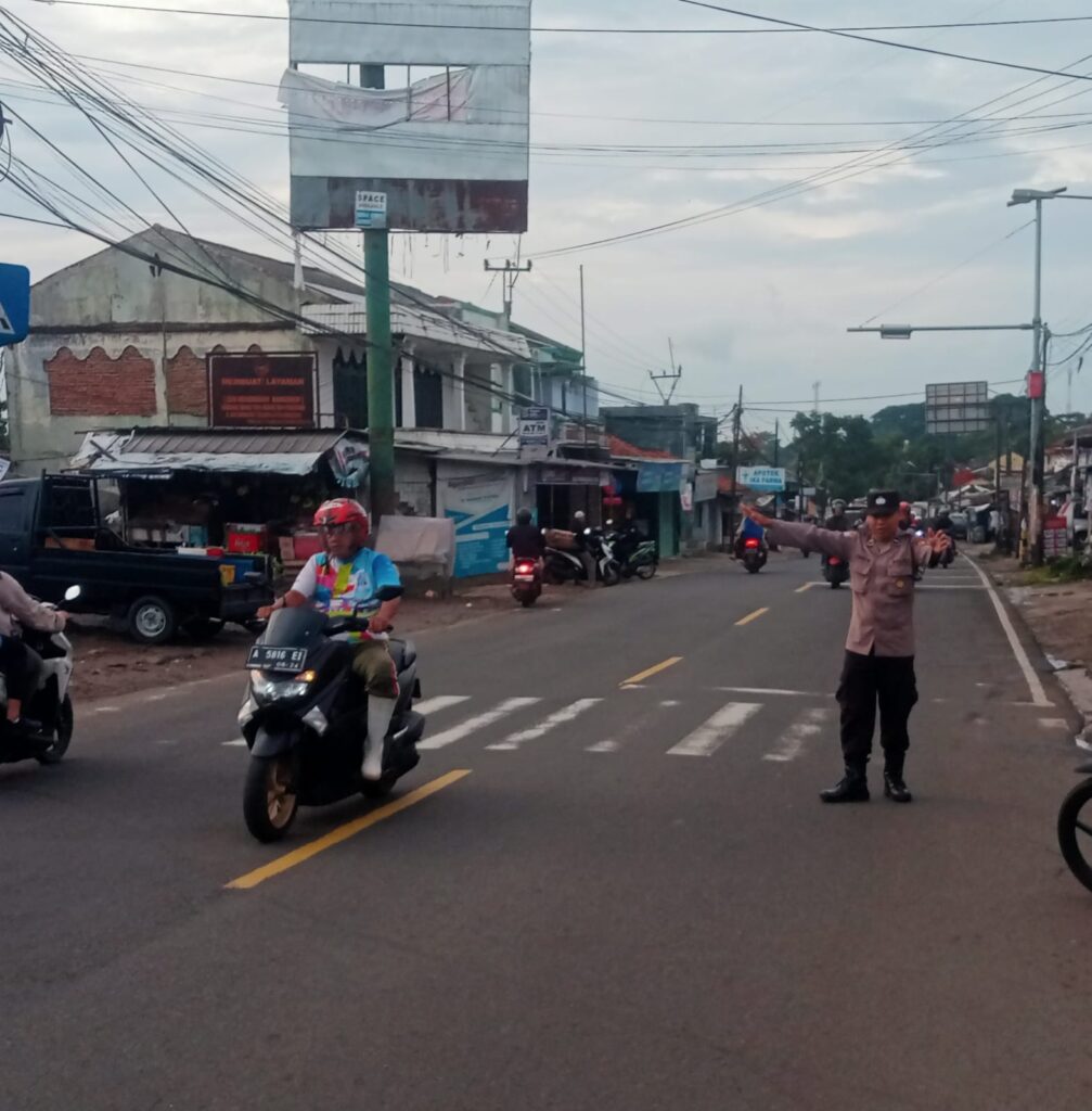 Anggota Polsek Cadasari Melaksanakan Pengaturan Lalu Lintas Pagi di Depan Pasar Cadasari 8 IMG 20240712 WA0017