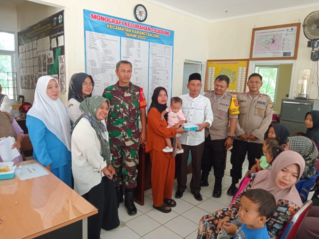 Kanit Binmas Polsek Cadasari Hadiri Acara Program Pemberian Bantuan Makanan Bergizi kepada Balita di Cigadung 6 IMG 20240712 WA0019