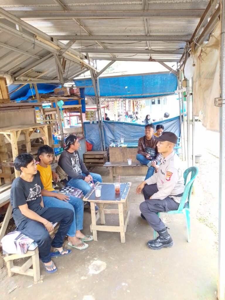 Polsek Menes Gelar Patroli Dialogis dan Himbauan Kamtibmas 5 IMG 20240712 WA0020