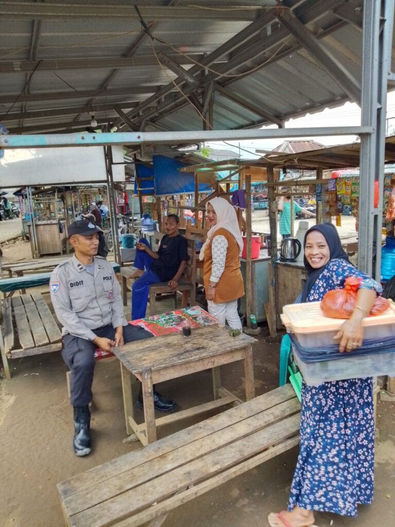 Polsek Menes Gelar Patroli Dialogis dan Himbauan Kamtibmas Kepada PKL 4 IMG 20240712 WA0021